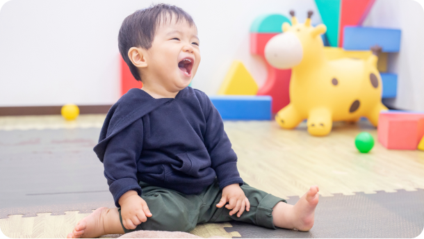 小さなお子様が保険ショップのキッズスペースで遊ぶイメージ
